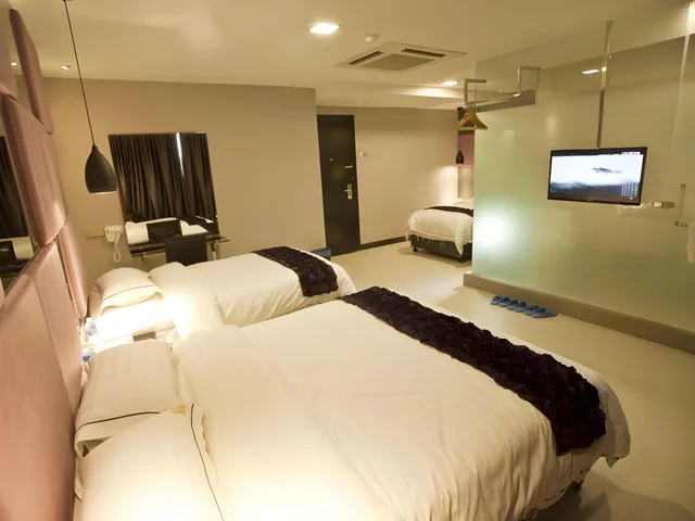غرفة ديلوكس عائلية رباعية بسرير كوين وسريرين منفصلين، Euro Plus Hotel 1/1