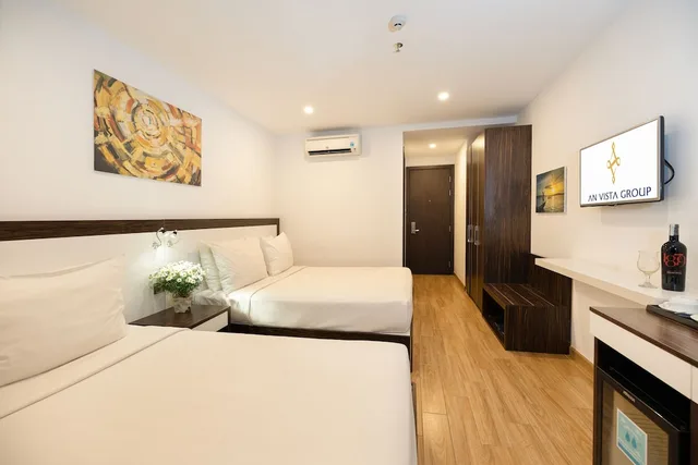 غرفة تنفيذية ثلاثية بسرير كوين وسرير فردي بإطلالة على الجبل بشرفة، An Vista Hotel 1/10