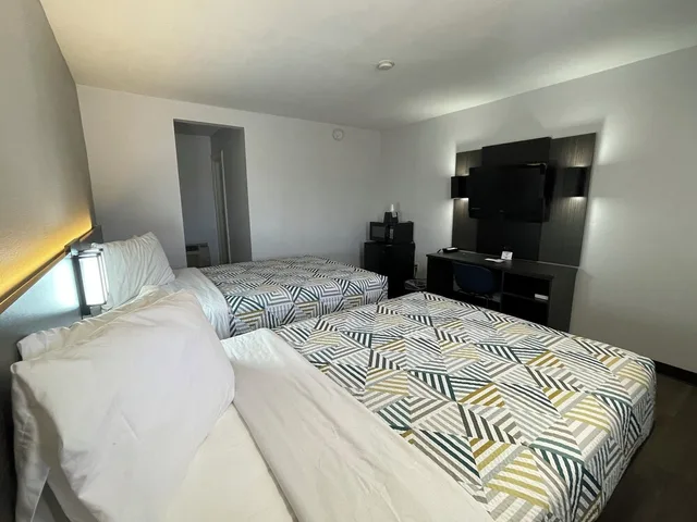 غرفة ديلوكس بسريرين كوين بمطبخ صغير، Motel6 Artesia, NM 3/8