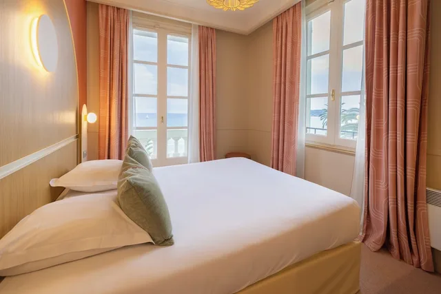 غرفة سوبيريور بسرير مزدوج أو سريرين منفصلين بإطلالة على البحر، Hotel Vacances Bleues Le Balmoral 1/8
