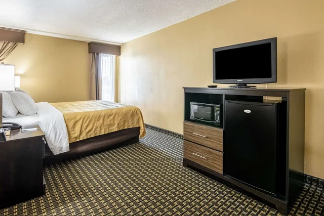 غرفة بسرير كينج، Quality Inn Perry - National Fairgrounds Area 4/8