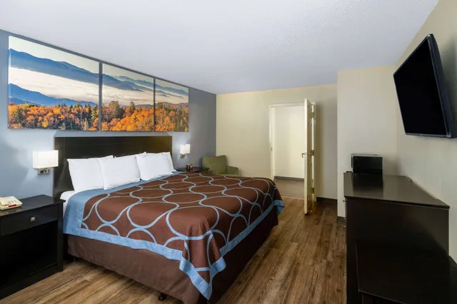 Room, King Bed, Accessible, Days Inn By Wyndham Clarksville North 3/6