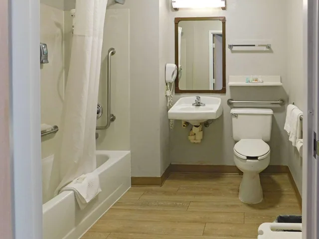 غرفة بسرير كوين، Quality Inn Colchester - Burlington 8/8