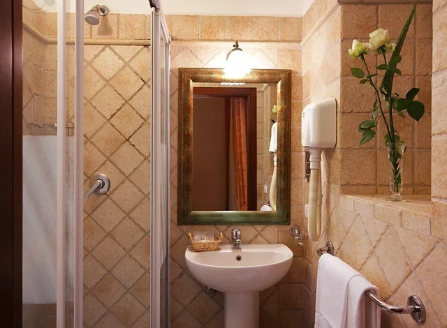 غرفة ثلاثية، Hotel Golden 2/3