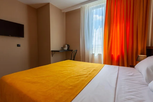 غرفة بسرير كوين، Solomon Hotel 2/8