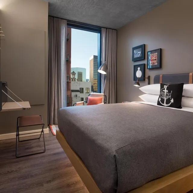 غرفة بسرير كوين بإطلالة على المدينة بحوض استحمام لذوي الإعاقة، Moxy San Diego Downtown/Gaslamp Quarter 3/6