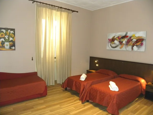 غرفة رباعية بأربعة أسرّة، Hotel Tonic 2/3