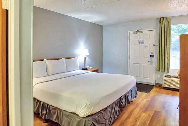 غرفة قياسية بسرير مزدوج، Motel6 Buffalo, NY - Airport - Williamsville 2/4