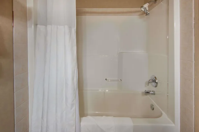 غرفة بسريرين مزدوجين مع أريكة، Ramada By Wyndham Drumheller Hotel & Suites 6/6