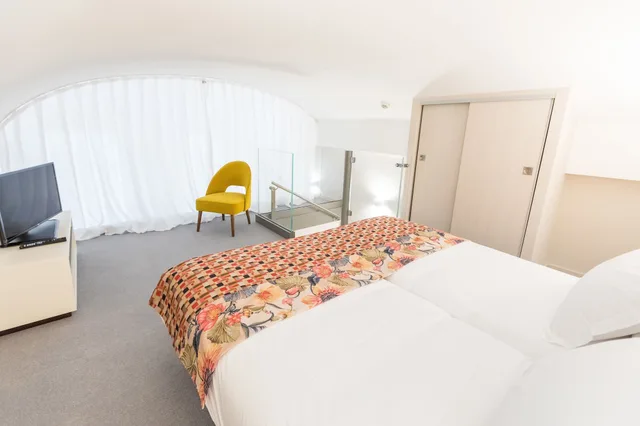 Mezzanine, Junior Suite, Queen and Twin Beds، Palais Saleya Boutique Hotel 2/3