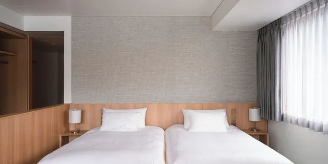 غرفة قياسية بسريرين منفصلين مع أريكة، HOTEL LA VIGNE HAKUBA by Onko Chishin 1/1