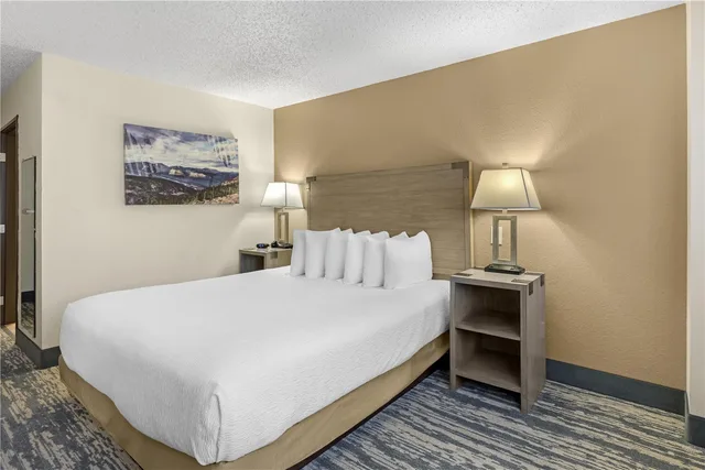 غرفة بسرير كينج بحوض استحمام لذوي الإعاقة، Best Western Alpenglo Lodge 1/4