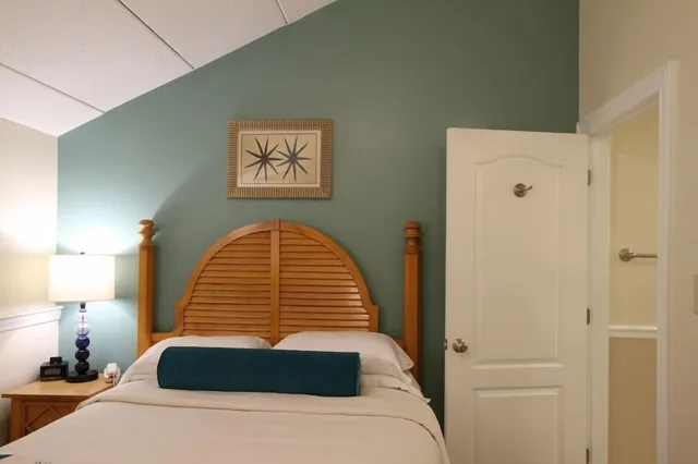 Queen Bed, Sofa, The Cove At Yarmouth 2/5