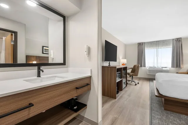 غرفة قياسية بسرير كينج، Quality Inn Midland TX 7/7
