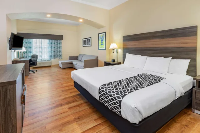 غرفة بسرير كينج لذوي الإعاقة، La Quinta Inn & Suites by Wyndham Garland Harbor Point 1/5
