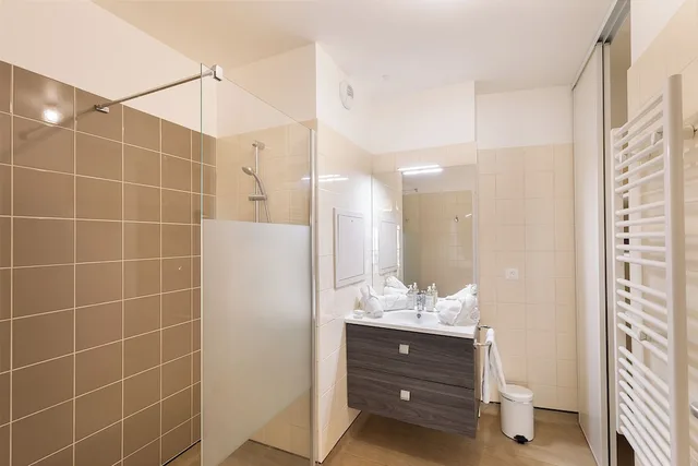 شقة بسرير مزدوج، Zenao Montreuil 2/4
