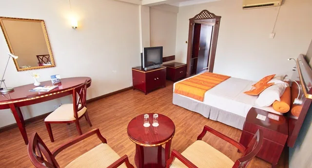 غرفة سوبيريور بسرير كينج وسرير فردي، Gold Crest Hotel 6/7