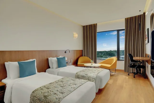 غرفة بسريرين منفصلين بإطلالة على المدينة، The Fern Residency Jamnagar 1/4