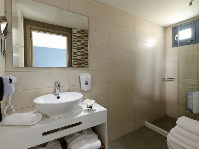 غرفة سوبيريور بسرير كوين بإطلالة على المسبح، Pollis Hotel 9/9