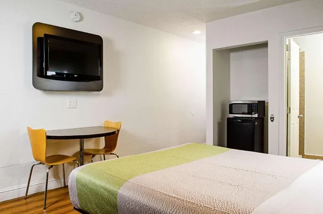 غرفة بسرير كينج بمطبخ، Motel6 Modesto, CA - Downtown 1/4