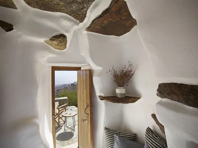 Superior, Queen Bed, Lateral Side Sea View، Aeolis Tinos Suites 2/5