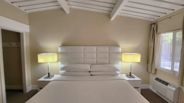 غرفة كلاسيكية بسرير كوين، Berbeda Place 4/4