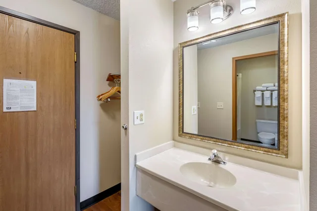 غرفة بسرير كينج، Econo Lodge Longmont East 10/10