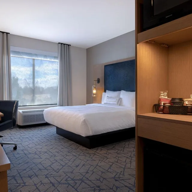 غرفة بسرير كينج بحوض استحمام لذوي الإعاقة، Fairfield Inn & Suites by Marriott Denver Airport at Gateway Park 5/10