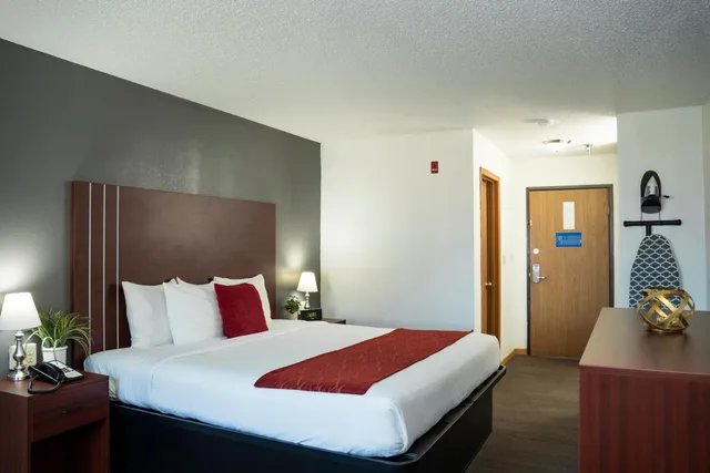 جناح بسرير كينج بجاكوزي، New Victorian Inn York 3/8