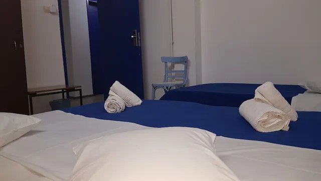 غرفة قياسية ثلاثية بسرير كوين وسرير فردي بحمام خاص، Sparta Team Hotel - Hostel 7/10