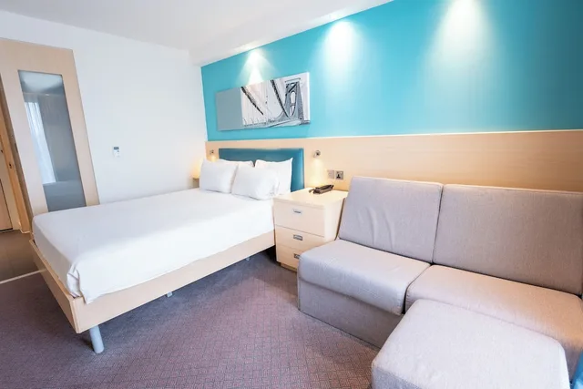 غرفة بسرير كينج مع أريكة، Hampton By Hilton Bristol Airport 4/8