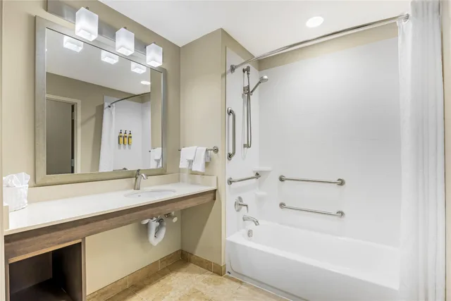 غرفة بسرير كينج بحوض استحمام لذوي الإعاقة، Best Western Plus Centralia Hotel & Suites 7/8