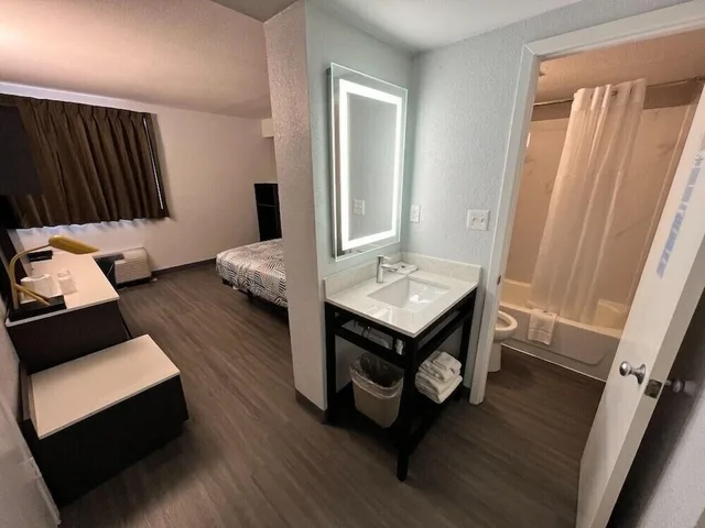 Deluxe, Queen Bed, Motel6 Council Bluffs, IA - Omaha East 4/6