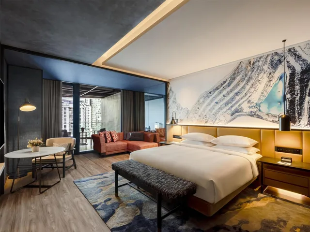 غرفة بريميوم بسرير كينج وسرير كوين بإطلالة على المدينة بشرفة، Hyatt Centric City Centre Kuala Lumpur 1/2