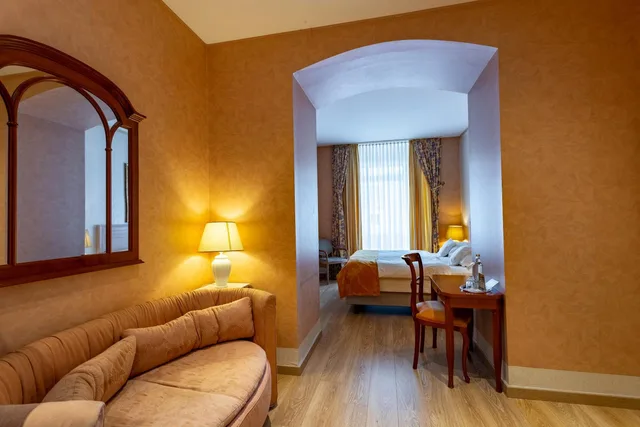 جناح جونيور، Hotel Am Muhlenteich Schwelm 7/10