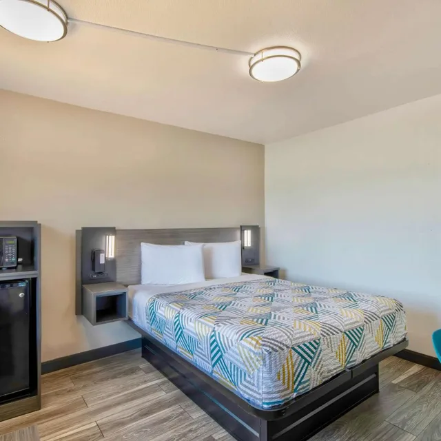 غرفة بسرير كوين للمدخنين، Motel6 Russellville, AR 2/10