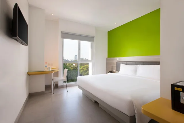 Smart Hollywood، Hotel Amaris Darmo 2/2
