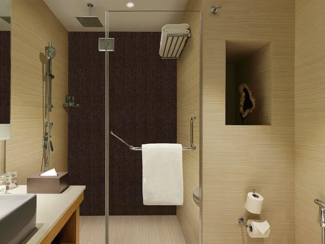 غرفة بريميوم بسرير كينج، Novotel Lucknow Gomti Nagar 5/6