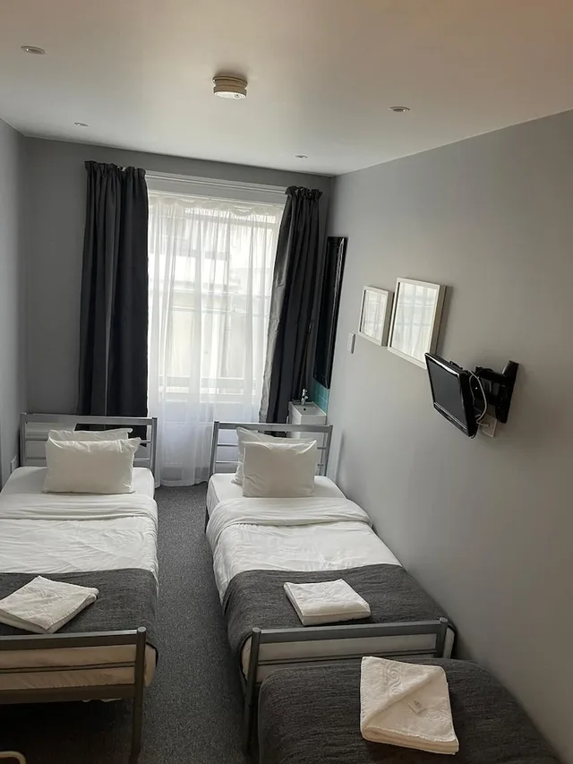 غرفة أساسية ثلاثية بسرير مزدوج وسرير فردي بحمام مشترك، RAVNA GORA HOTEL 3/4