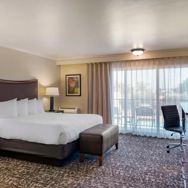 غرفة كبيرة بسرير كينج بإطلالة على المسبح، Best Western Plus Royal Oak Hotel 1/4