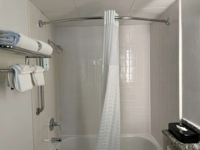 جناح بسرير كينج مع أريكة، Quality Inn & Suites Everett, WA 8/10