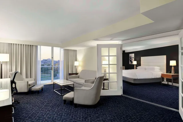 غرفة بإطلالة على النهر بغرفة نوم واحدة بحوض استحمام لذوي الإعاقة، Hotel Tampa Riverwalk 3/5