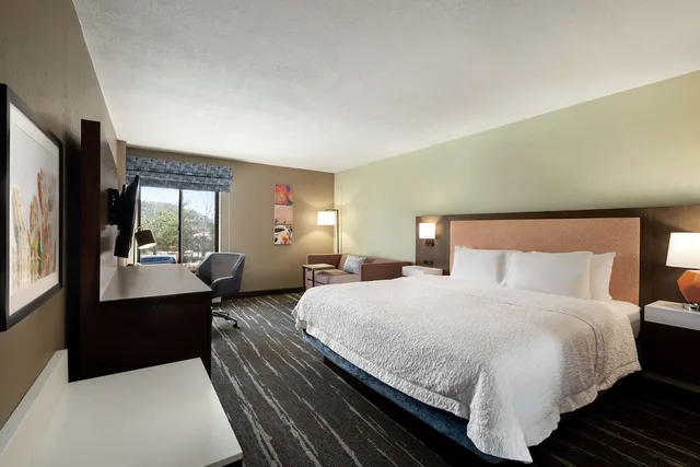 غرفة بسرير كينج مع أريكة، Hampton Inn Sedona 1/3