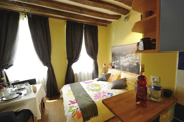 Sunshine, Studio, Queen Bed، Les Patios Du Marais 1/3