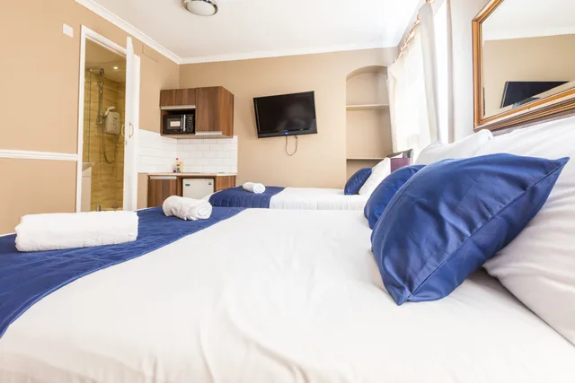 Room, 1 Double and 2 Bunk Beds، Ebury House Hotel 2/7