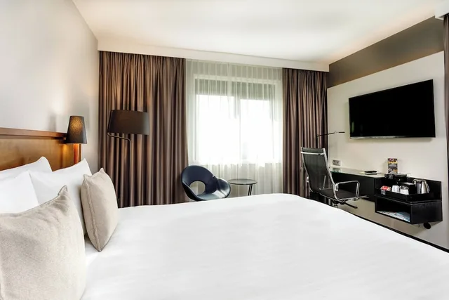 غرفة سوبيريور بسرير كينج، Courtyard By Marriott Amsterdam Airport 1/6