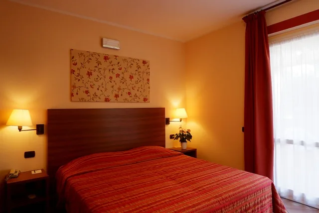 غرفة قياسية بسرير كوين بإطلالة على الحديقة بشرفة، Villaggio Club I Tusci Residence 1/3