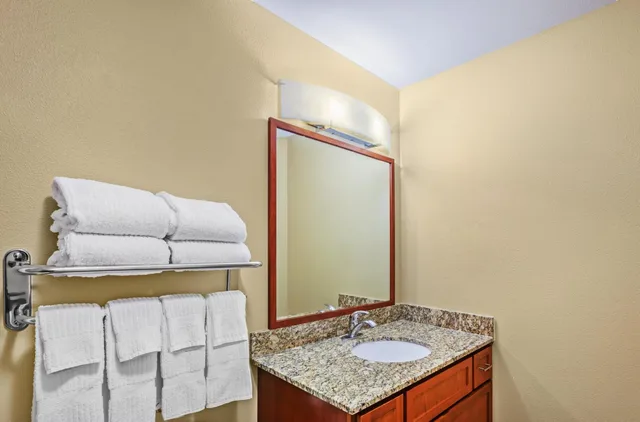 جناح استوديو بسرير كوين بحوض استحمام لذوي الإعاقة، Candlewood Suites El Paso 4/4