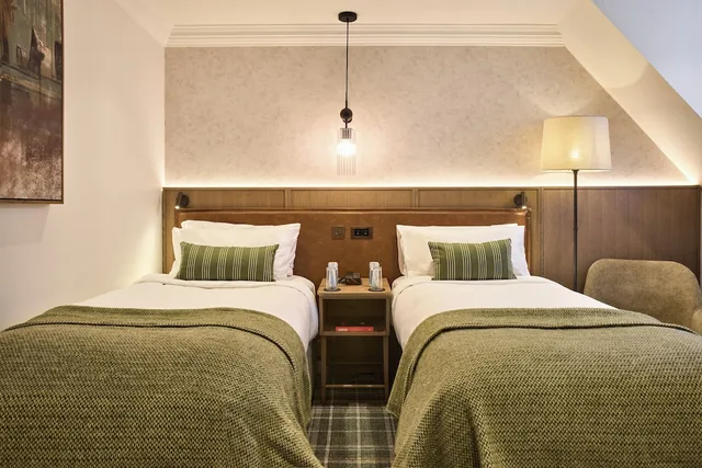 Renovated, Superior, Twin Beds، Radisson Blu Hotel, London Tottenham Court Road 1/9