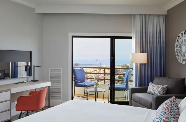 غرفة بسريرين كوين بإطلالة على البحر بشرفة، The Waterfront Beach Resort, a Hilton Hotel 7/8